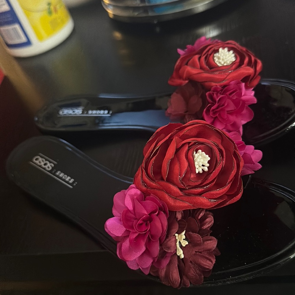 Selling these brand new ASOS flower slides! So pretty!